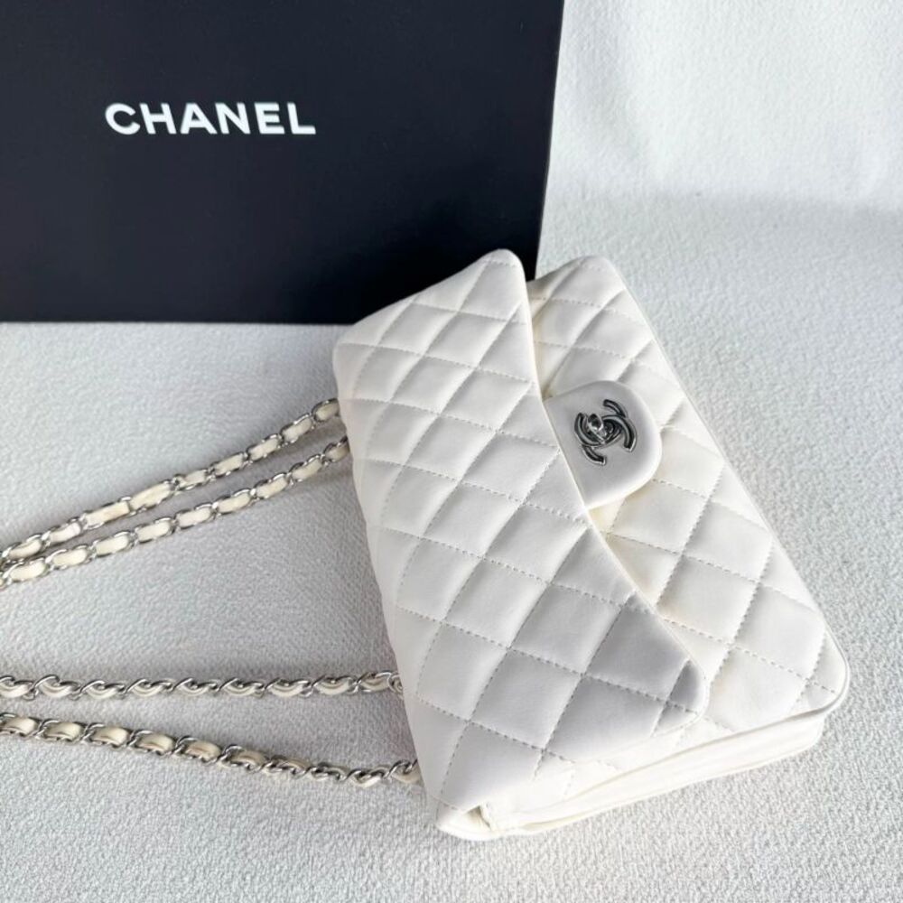Chanel Women Pre-Loved Bag Very Good Condition - Picture 2 of 9